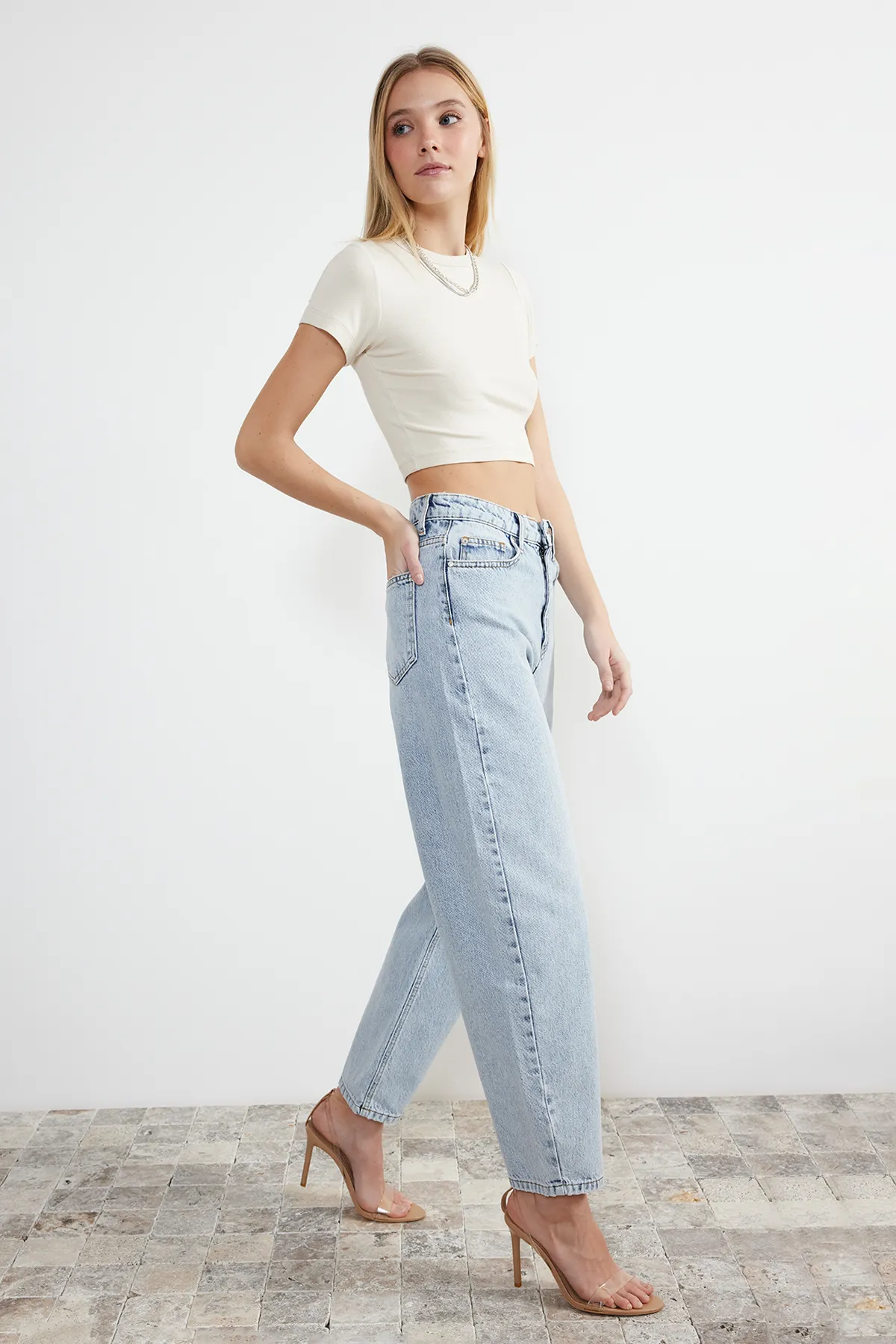 Trendyol Collection  Hellblaue Barrel-Jeans mit hoher Taille TWOSS24JE00113