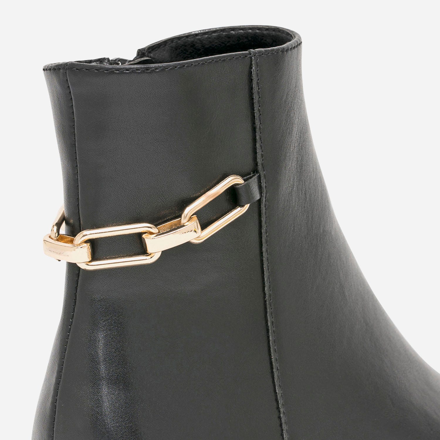 Boots noir avec chaîne dorée