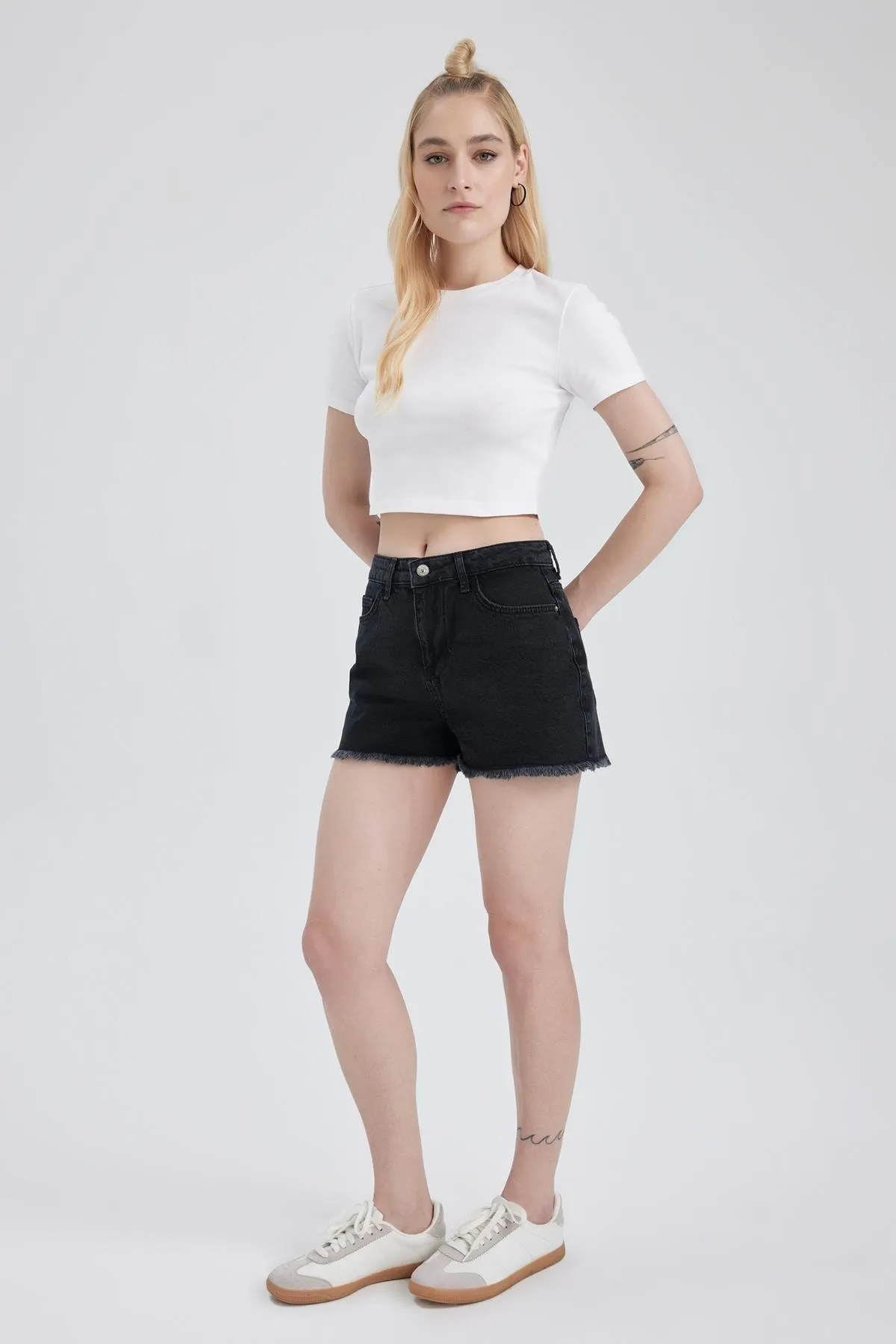 DeFacto  Jeansshorts mit normaler Taille und Cut-Out-Spitze, 100 % Baumwolle, A2602ax23sm
