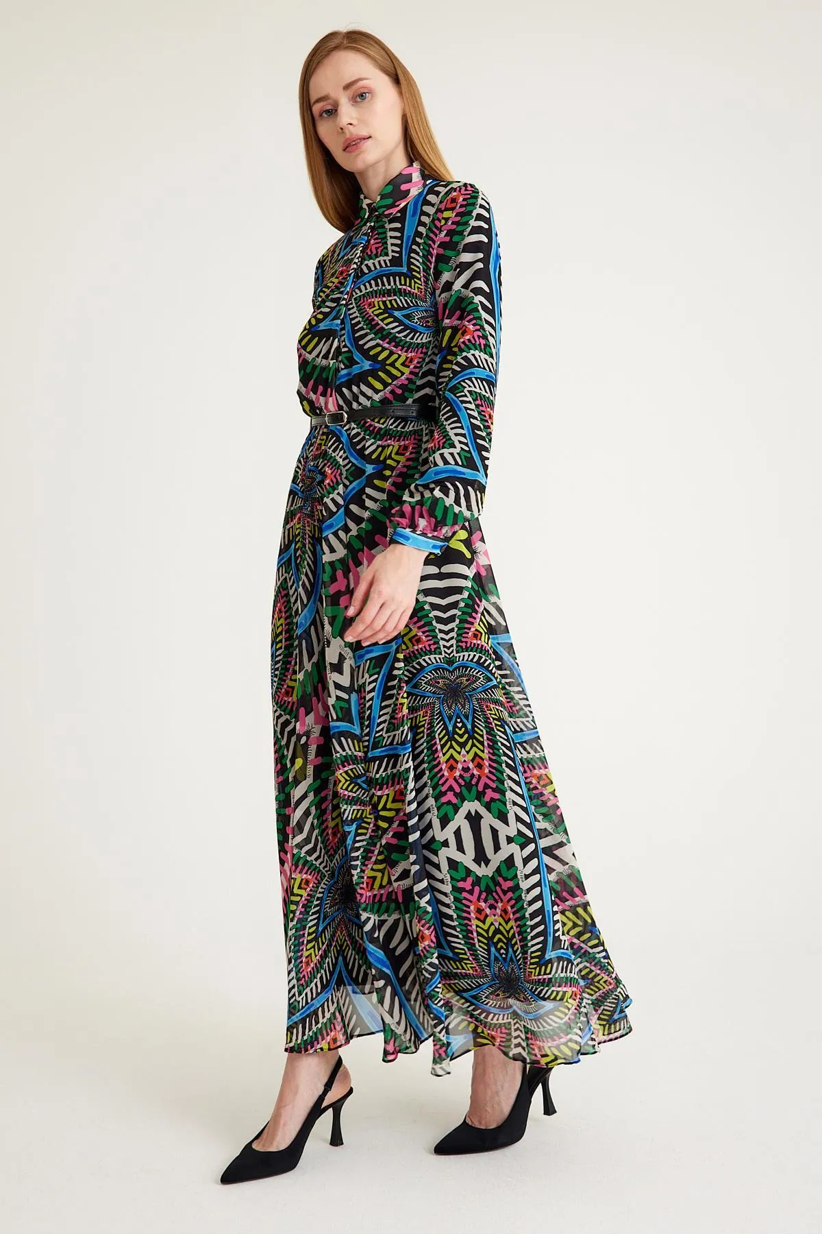 Olcay  Schwarzes Chiffonkleid - mit geraffter Taille und Gürtel-Accessoires 9619-EY