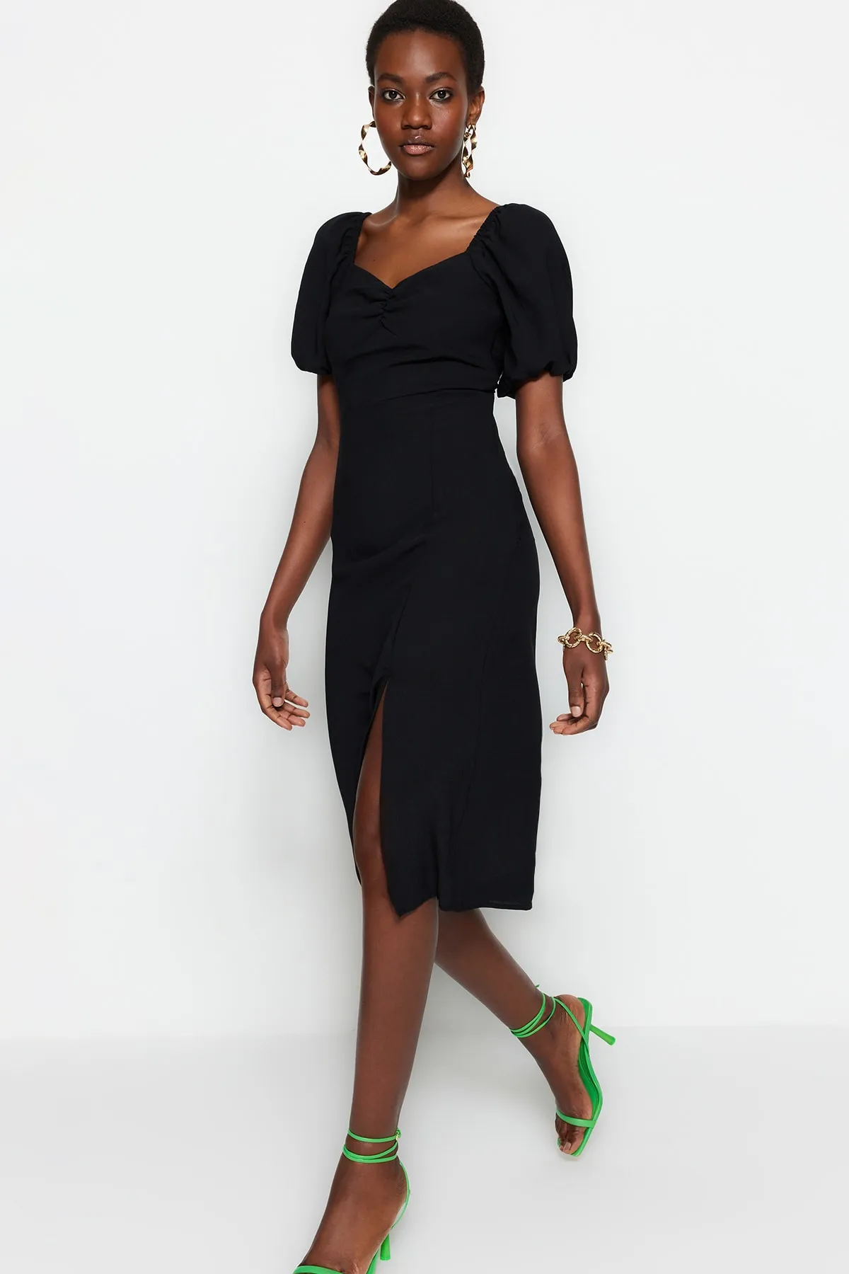 Trendyol Collection  Schwarzes, figurbetontes Midi-Webkleid mit Schlitz und Rückendetail TWOSS23EL01164