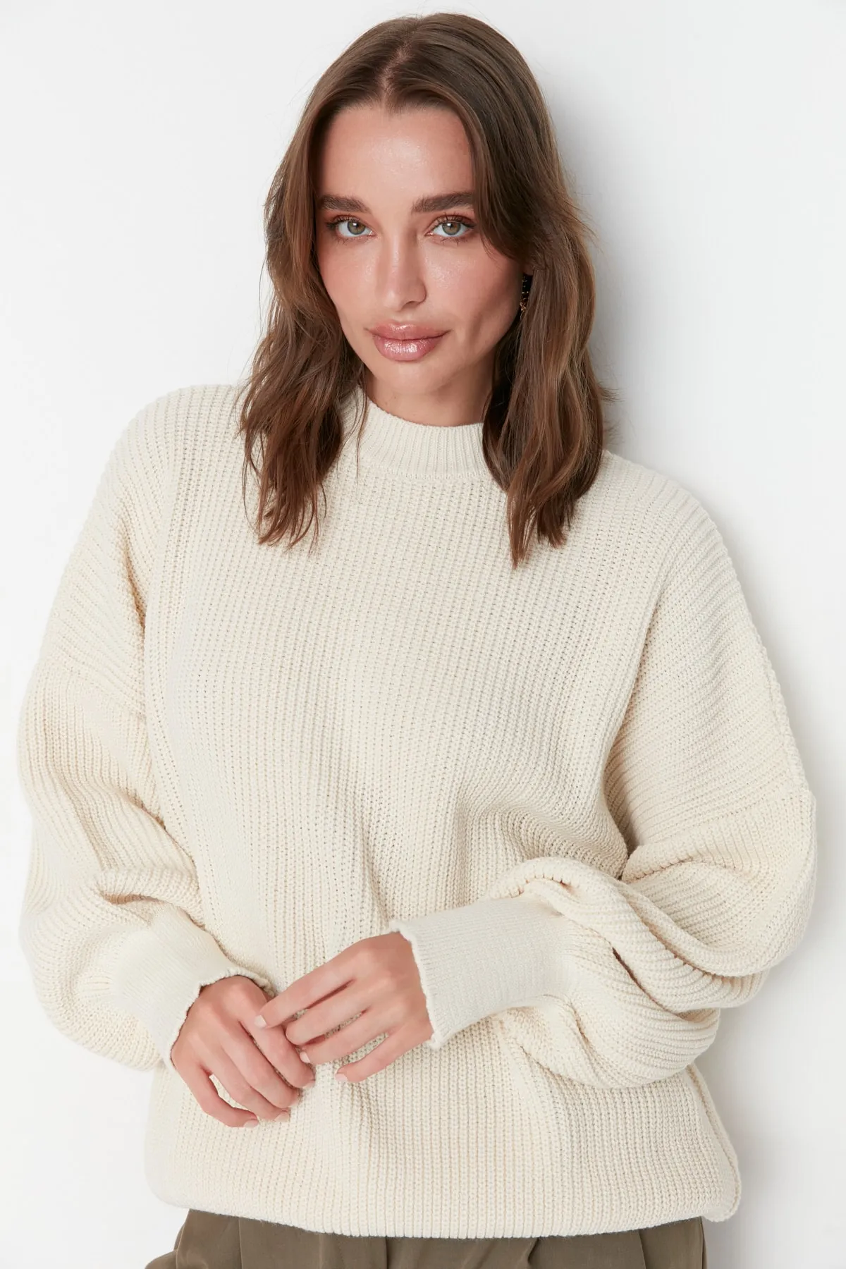 Trendyol Collection  Ecrufarbener Strickpullover mit Rundhalsausschnitt und weiter Passform TWOAW23KZ01448