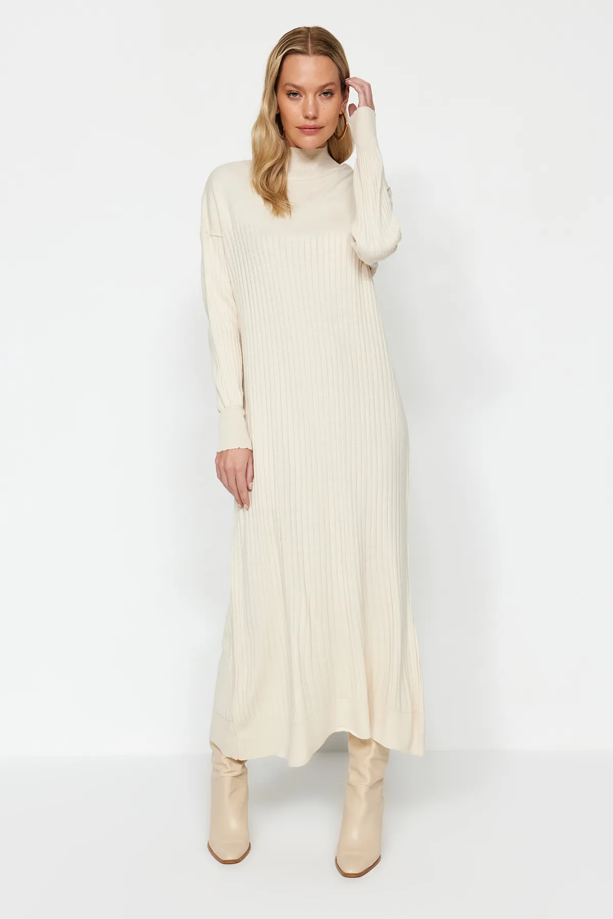Trendyol Modest  Strickkleid mit Stehkragen in Stein TCTAW24EB00015