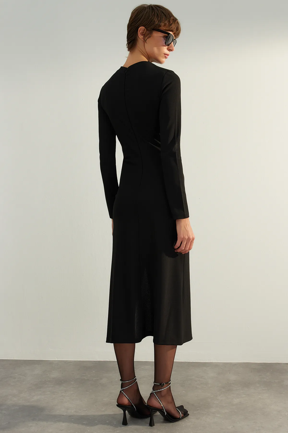 Trendyol Collection  Limitiertes schwarzes Kreppkleid mit Fensterausschnitt und Ausschnitten TPRAW24EL00191