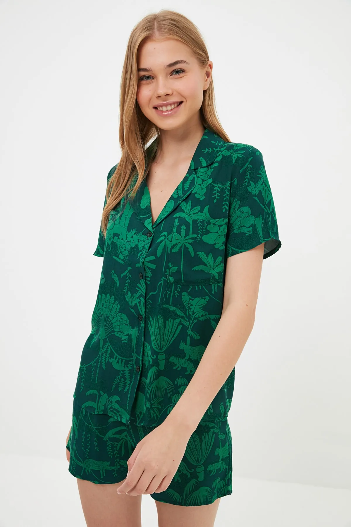 Trendyol Collection  Grünes Pyjama-Set aus Viskose mit detailliertem Aufdruck und Hemd und Shorts THMSS21PT1032