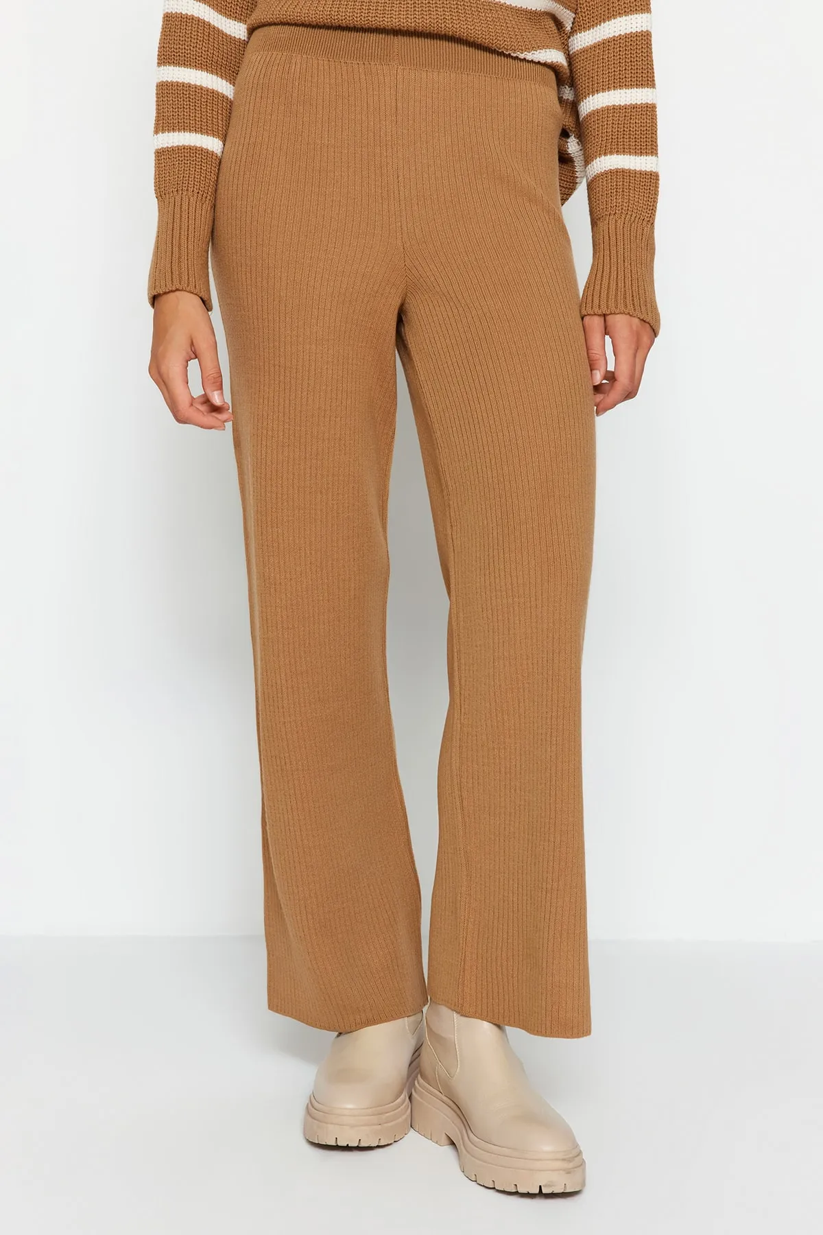 Trendyol Modest  Kamelfarbenes Strickoberteil und -unterteil mit Reißverschlussdetail aus Thessaloniki mit Streifen TCTAW24US00058
