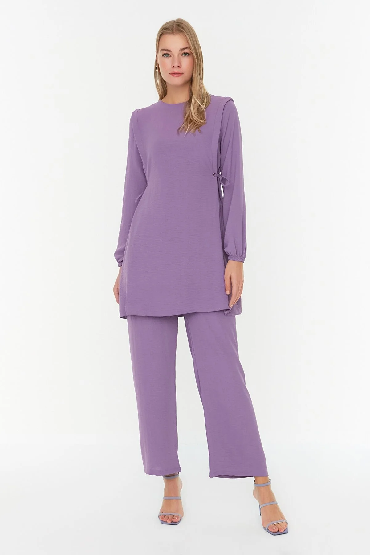 Trendyol Modest  Lilafarbenes, detailliertes Aerobin-Tunika-Hosen-Set mit Ösenbindung TCTAW22US0092