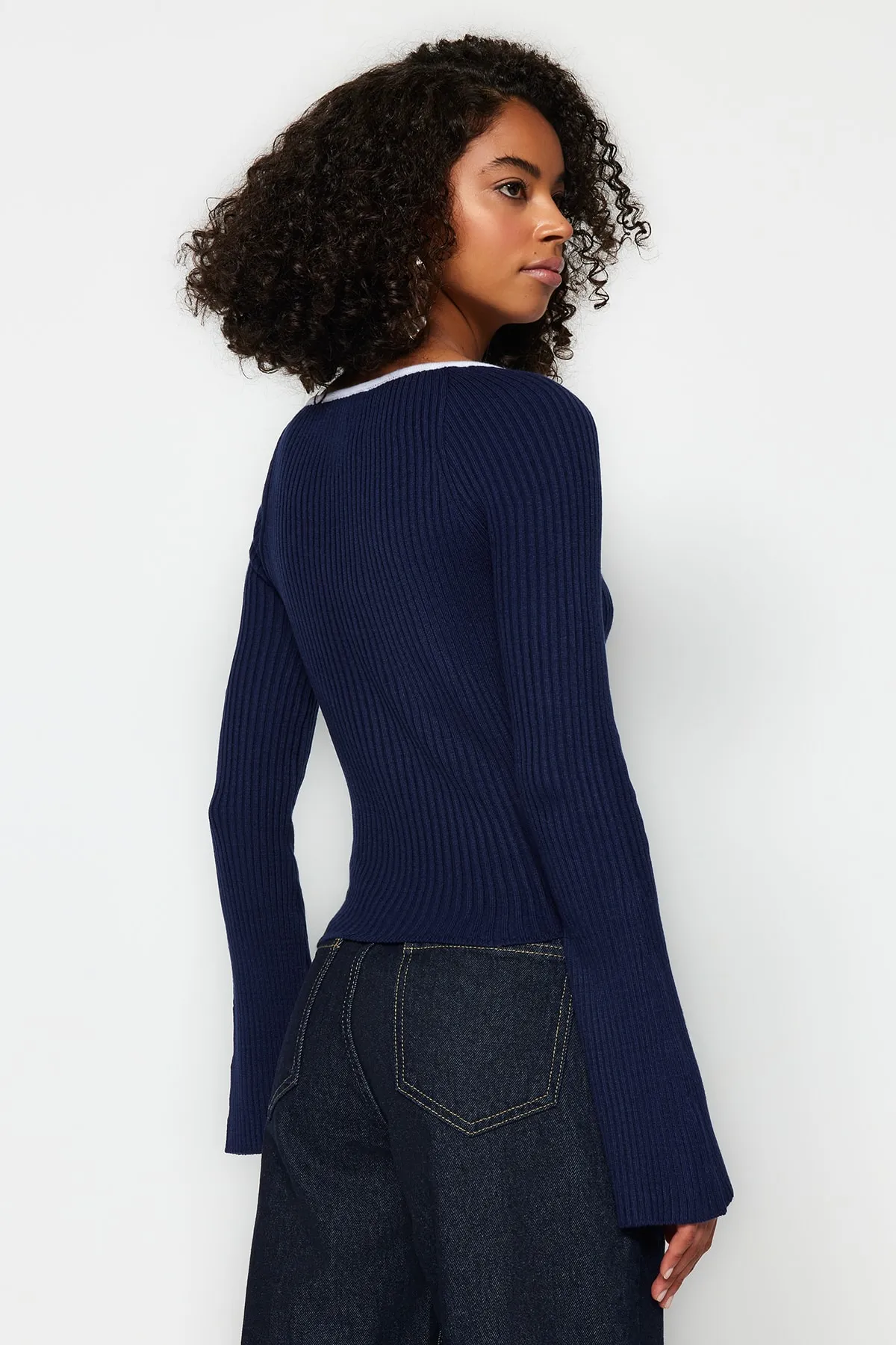 Trendyol Collection  Marineblauer Strickpullover mit Kragendetail TWOAW24KZ00305
