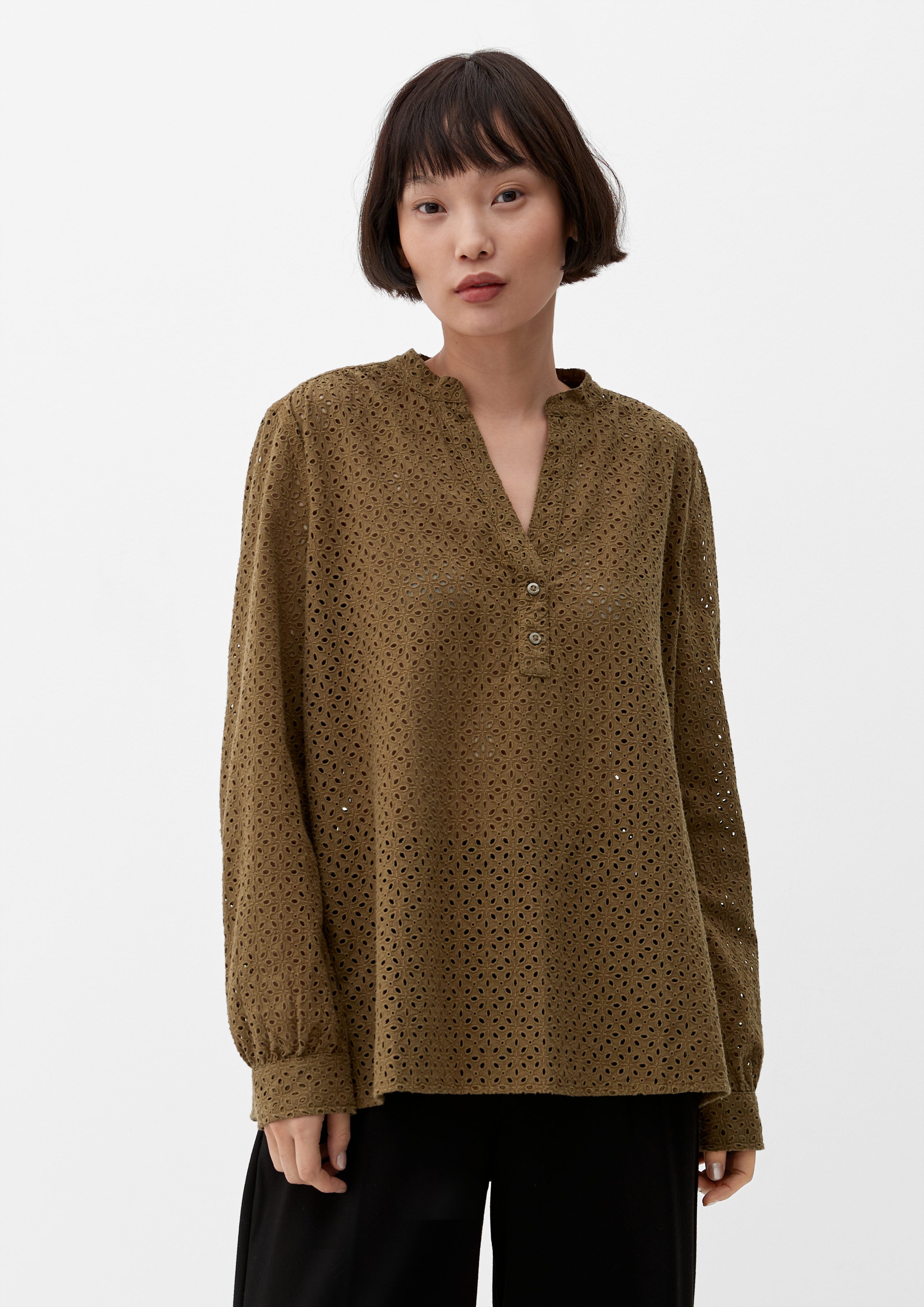 s.Oliver Langarmbluse Bluse mit Lochstickerei Lochstickerei, Zierknopf