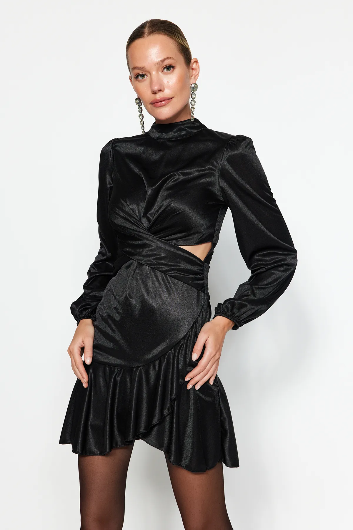 Trendyol Collection  Elegantes Abendkleid aus schwarzem Satin mit offener Taille/Skater-Volant TPRAW24EL00167