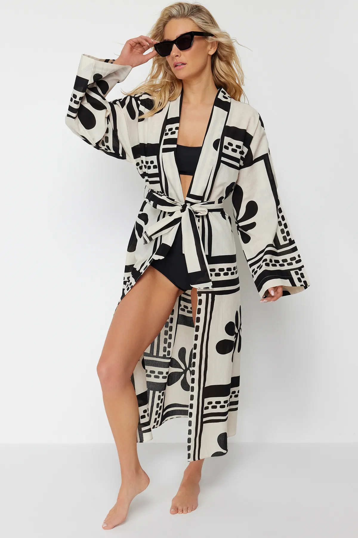 Trendyol Collection  Maxi-Kimono und Kaftan aus 100 % Baumwolle mit Blumenmuster und Gürtel TBESS24KM00013