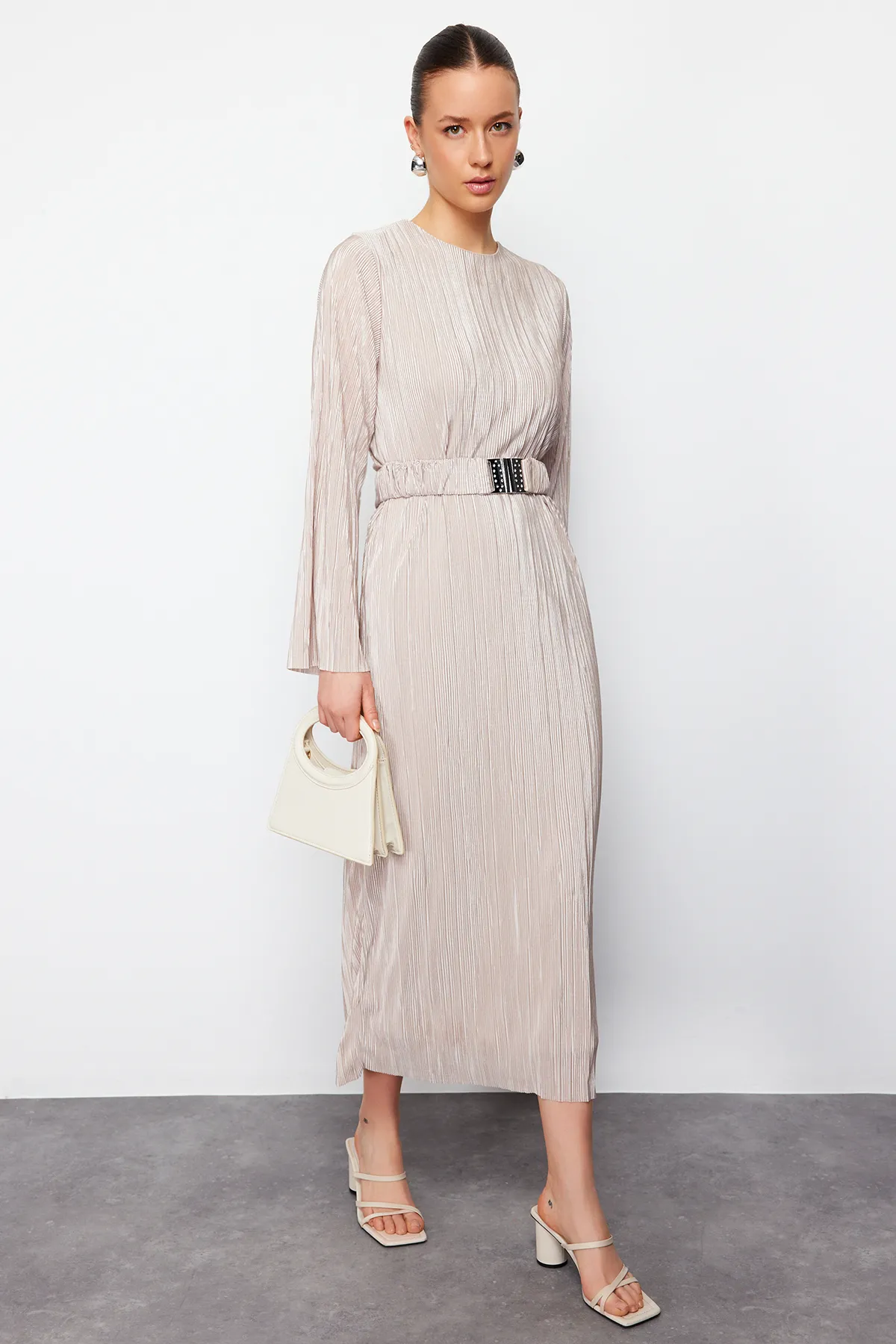 Trendyol Modest  Goldfarbenes, detailliertes Strickkleid mit Faltengürtel TCTSS24EB00154