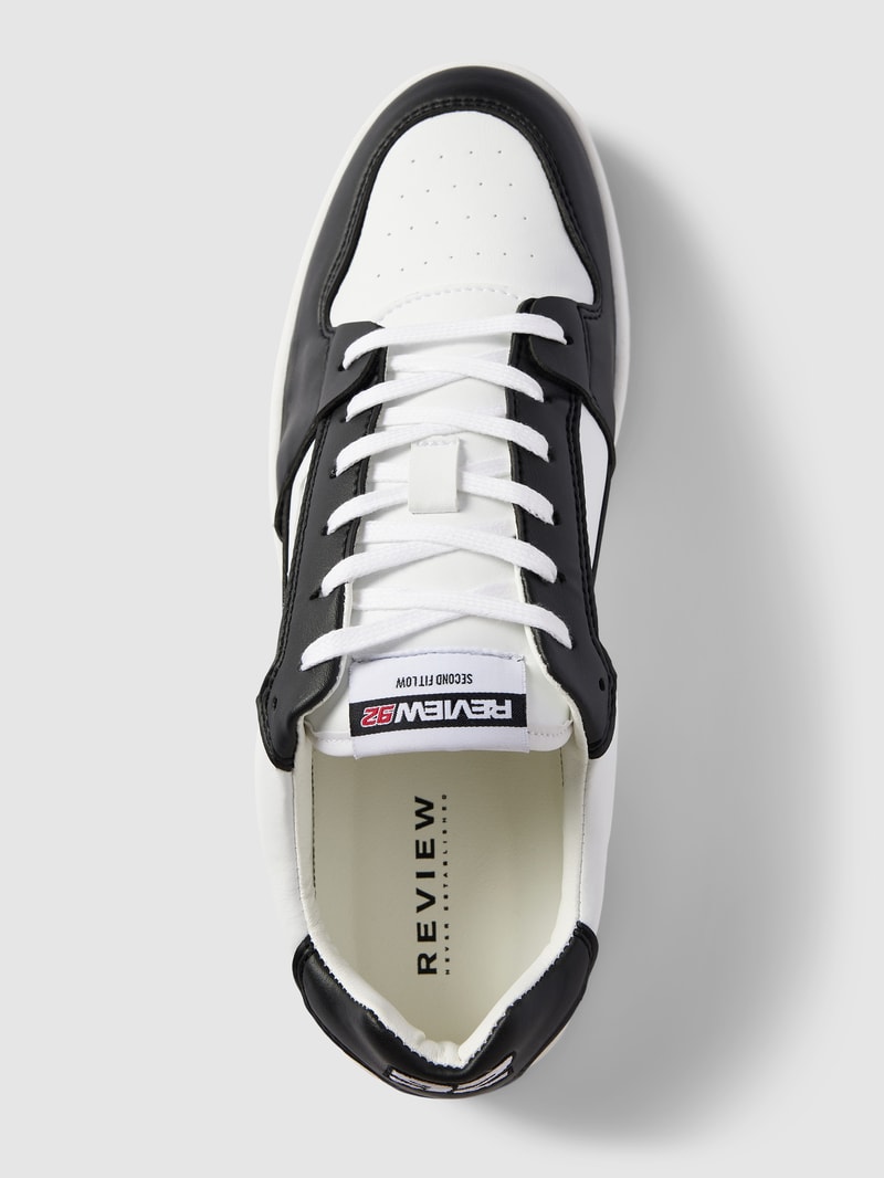 Sneaker mit Kontrastbesatz in schwarz