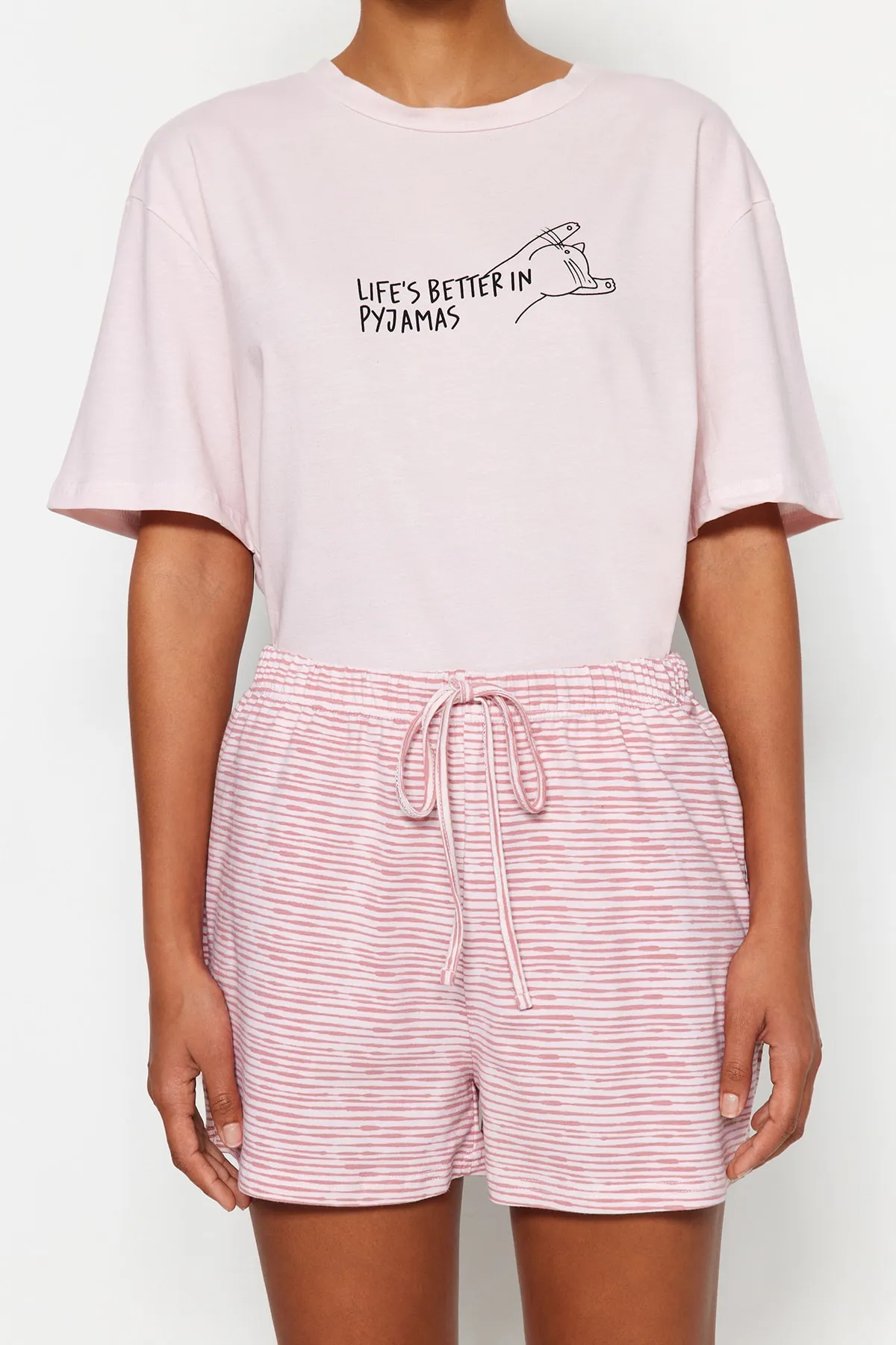 Trendyol Collection  Gestricktes Pyjama-Set mit T-Shirt-Shorts und gestrickten Baumwoll-T-Shirts mit gestreiftem Slogan in Puderfarbe THMSS23PT00228