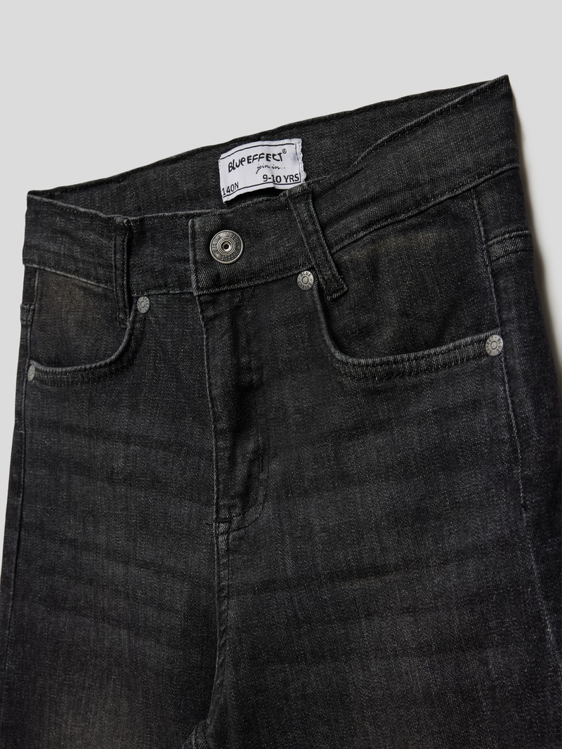 Jeans mit Label-Patch in schwarz