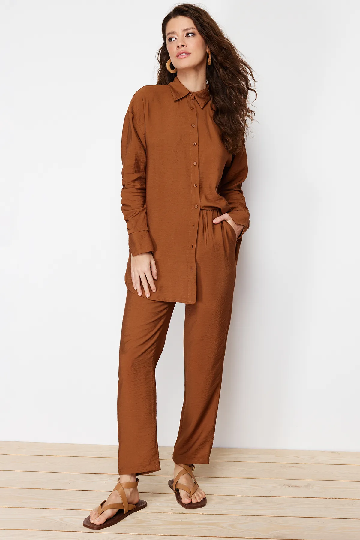Trendyol Modest  Anzug mit braunen Ärmeln, gerafftem Aerobin-Hemd und gewebter Unterseite oben TCTSS24US00036