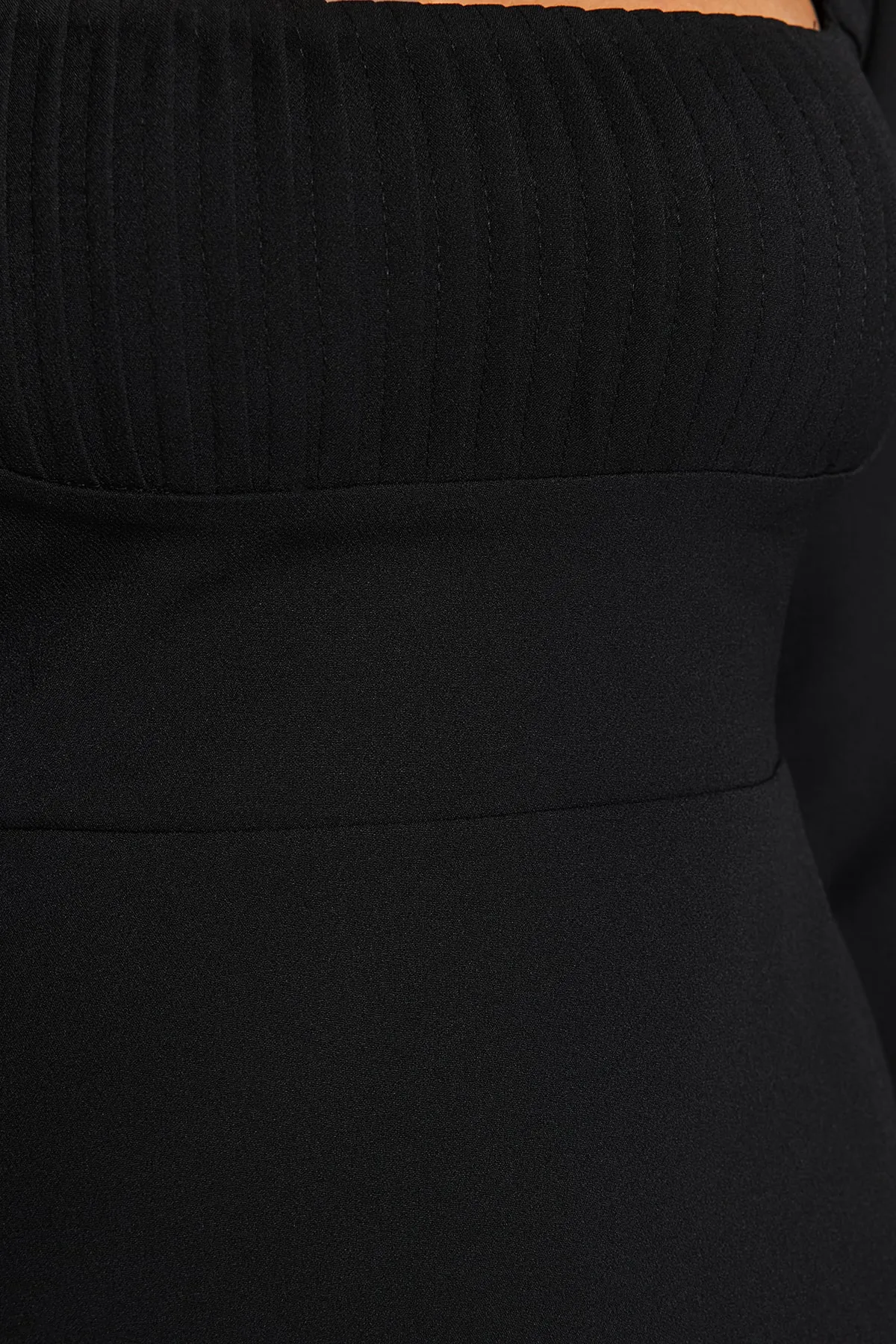 Trendyol Collection  Schwarzes elegantes Abendkleid mit offener Taille/Skater-Rippmuster TPRAW24EL00124