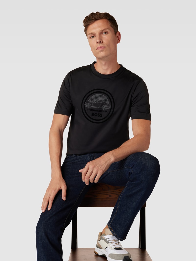 T-Shirt mit Label-Detail - Porsche X Boss Collection in schwarz