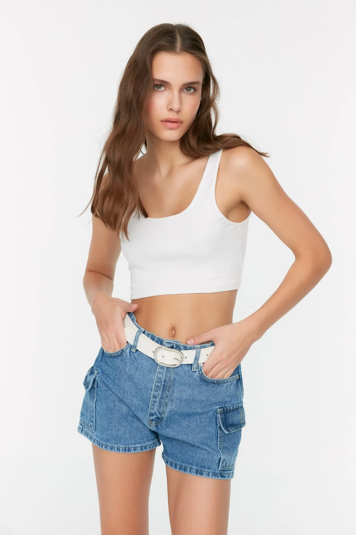 Trendyol Collection  Blaue Jeansshorts mit Cargotaschen und detaillierten Details TWOSS22SR00074