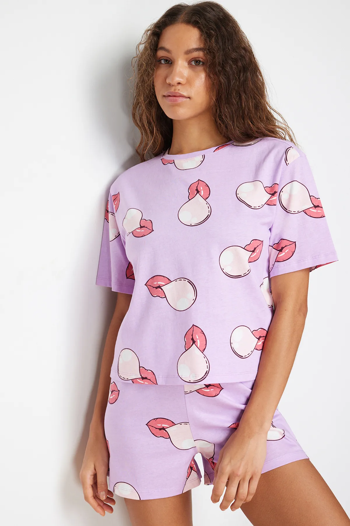 Trendyol Collection  Fliederfarbenes Strickpyjama-Set aus 100 % Baumwolle mit Lippenmuster THMSS24PT00040