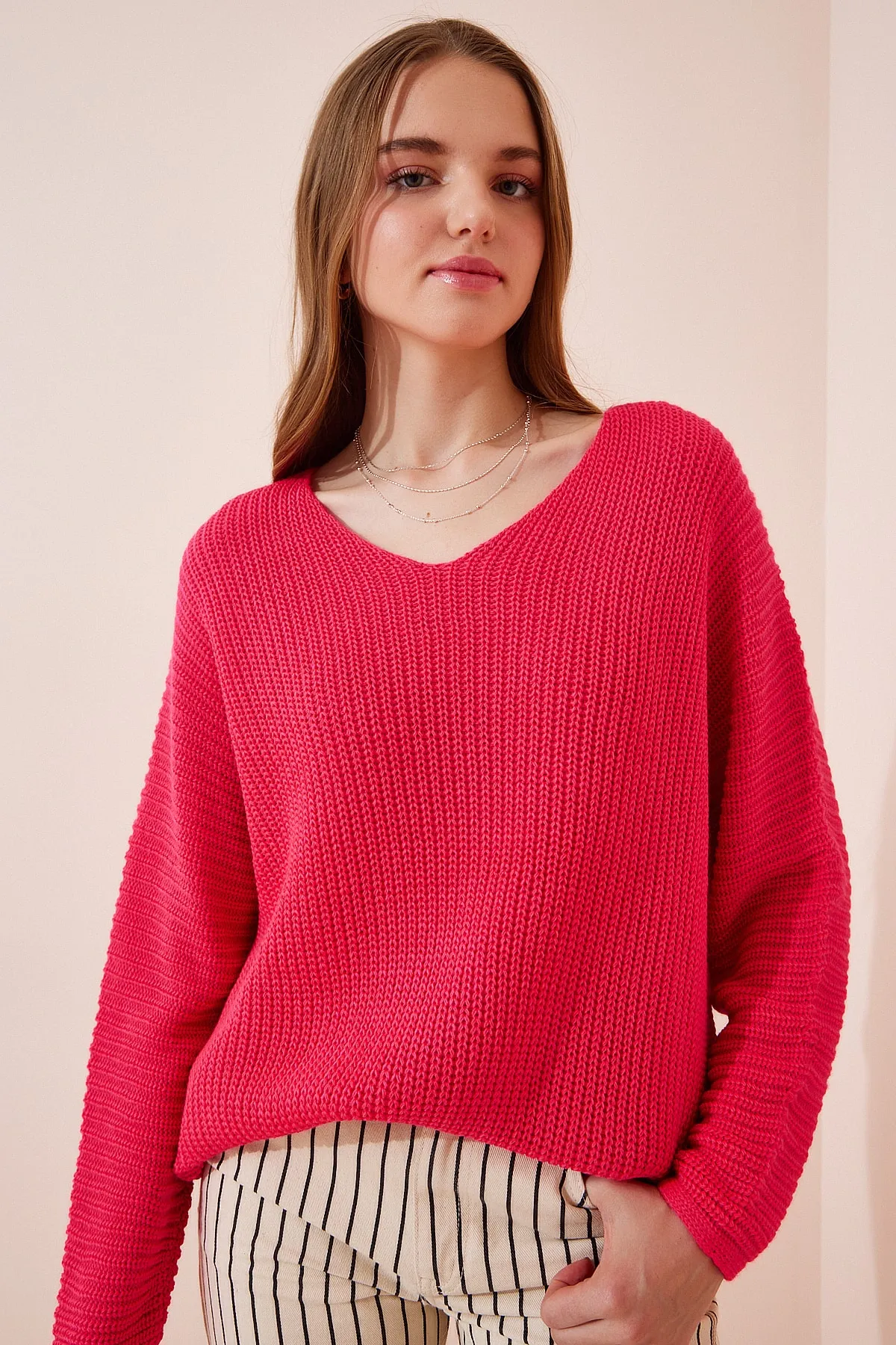 Happiness İstanbul  Dunkelrosa Thessaloniki Strick-Sweatshirt mit V-Ausschnitt und Oversize-Strick für Damen ZA00059