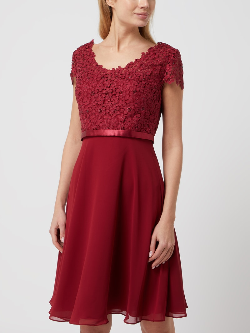 Cocktailkleid mit Ziersteinen und floralen Stickereien in bordeaux rot