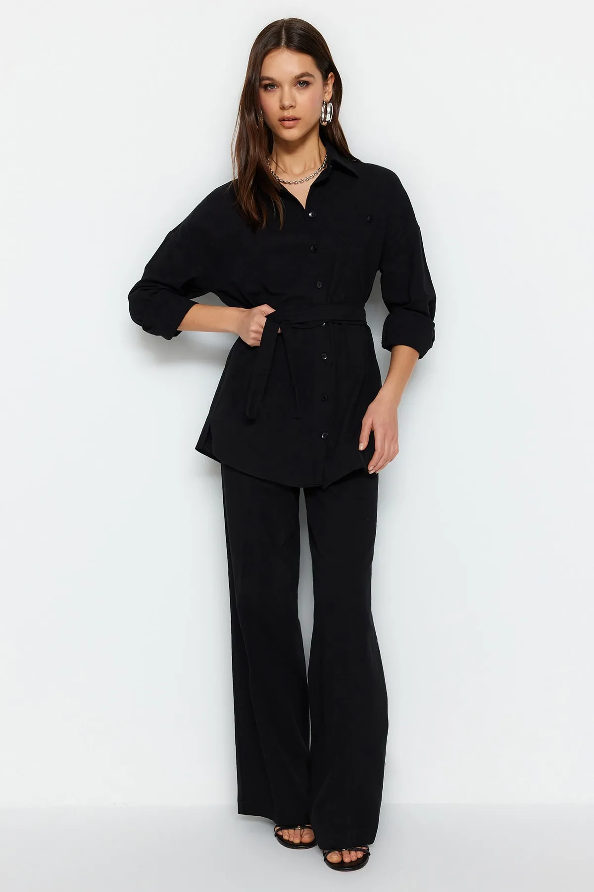 Trendyol Collection  Schwarzes gewebtes Oberteil und Unterteil mit Gürtel TWOSS23AU00072