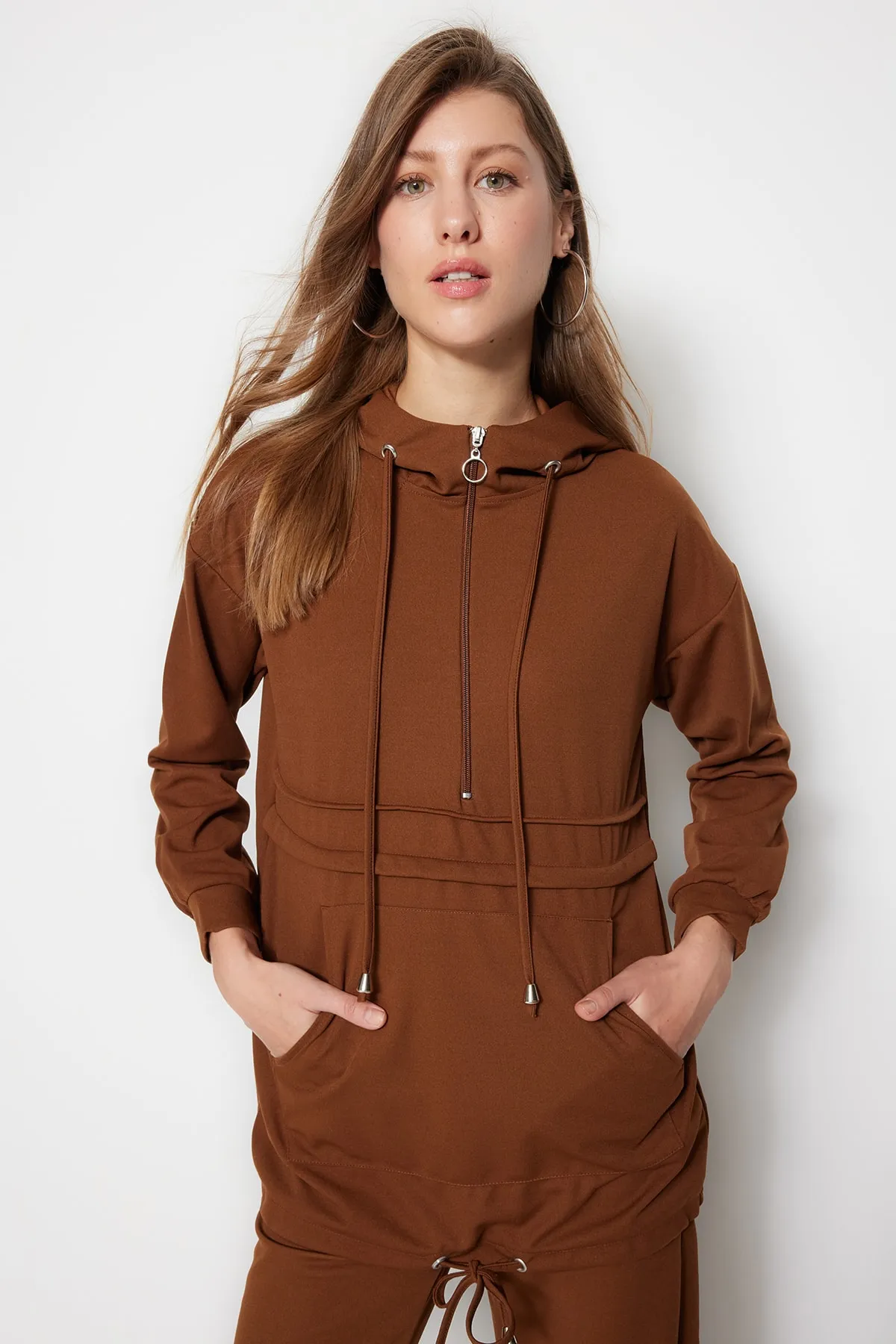 Trendyol Modest  Kamelfarbenes Strickset aus Tunika und Hose mit Kapuze und Reißverschluss TCTAW22US0094