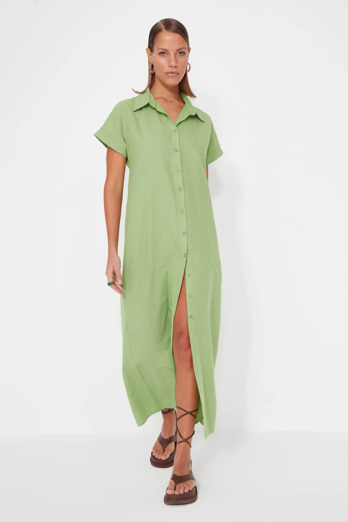 Trendyol Collection  Grünes, weit geschnittenes Maxi-Strandkleid aus 100 % Baumwolle TBESS23EL00094
