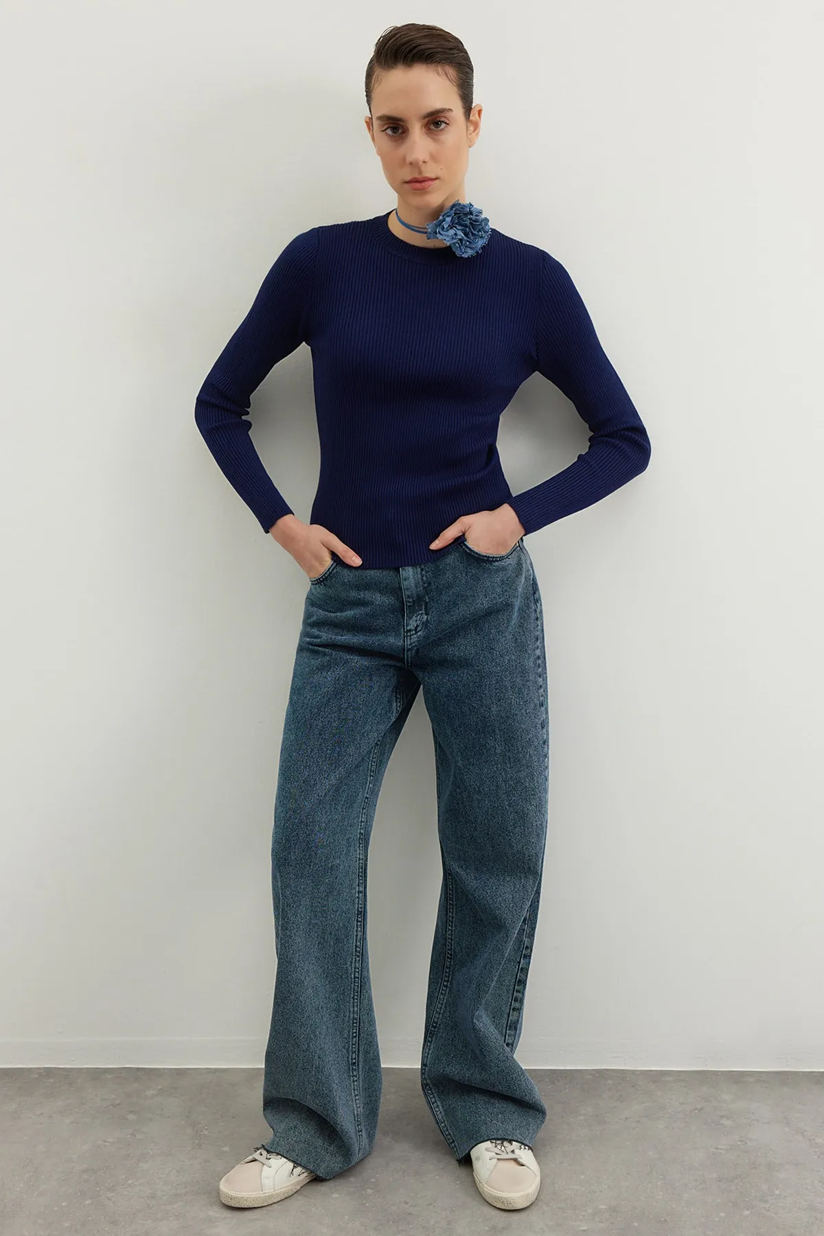 Trendyol Collection  Marineblauer Basic Strickpullover mit Kordelzug TWOAW22KZ1708