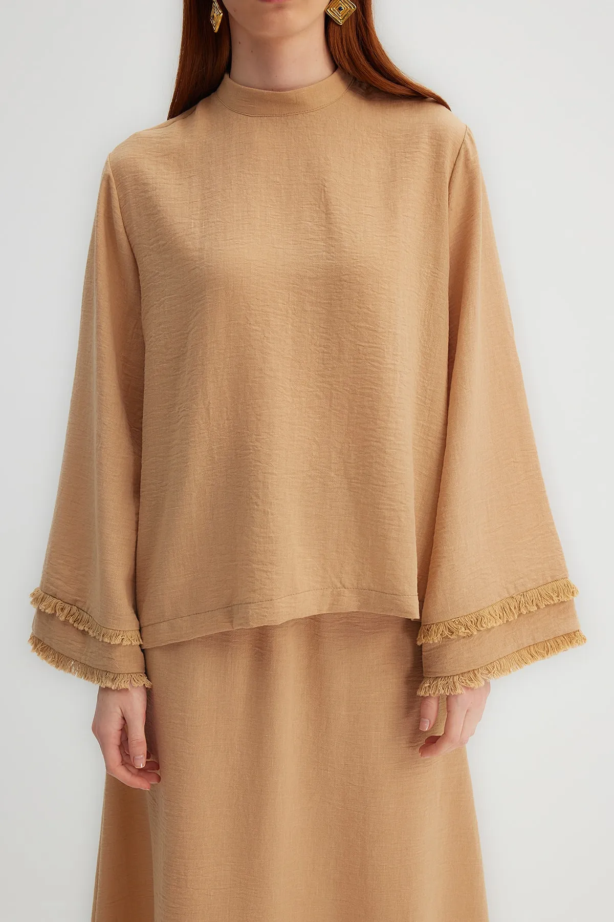 Trendyol Modest  X Kevser Sarıoglu Beige gewebte Tunika mit Stehkragen und Quastendetail TCLSS23UK00008