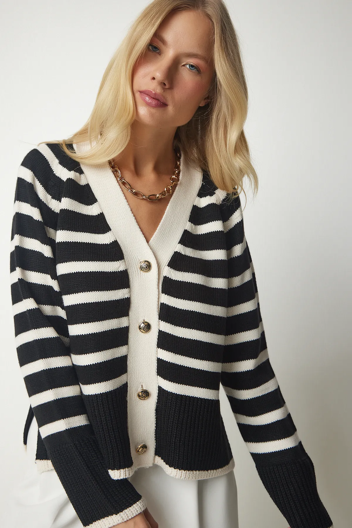 Happiness İstanbul  Schwarze Strickjacke mit Streifen und Metallknöpfen für Damen, BP00149