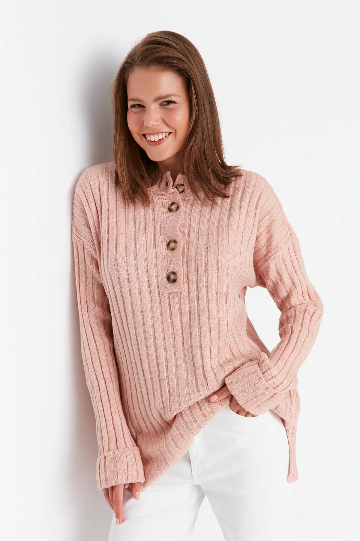 Trendyol Modest  Gerippter Strickpullover mit Knopfleiste und Puderkragen TCTAW23AK00035
