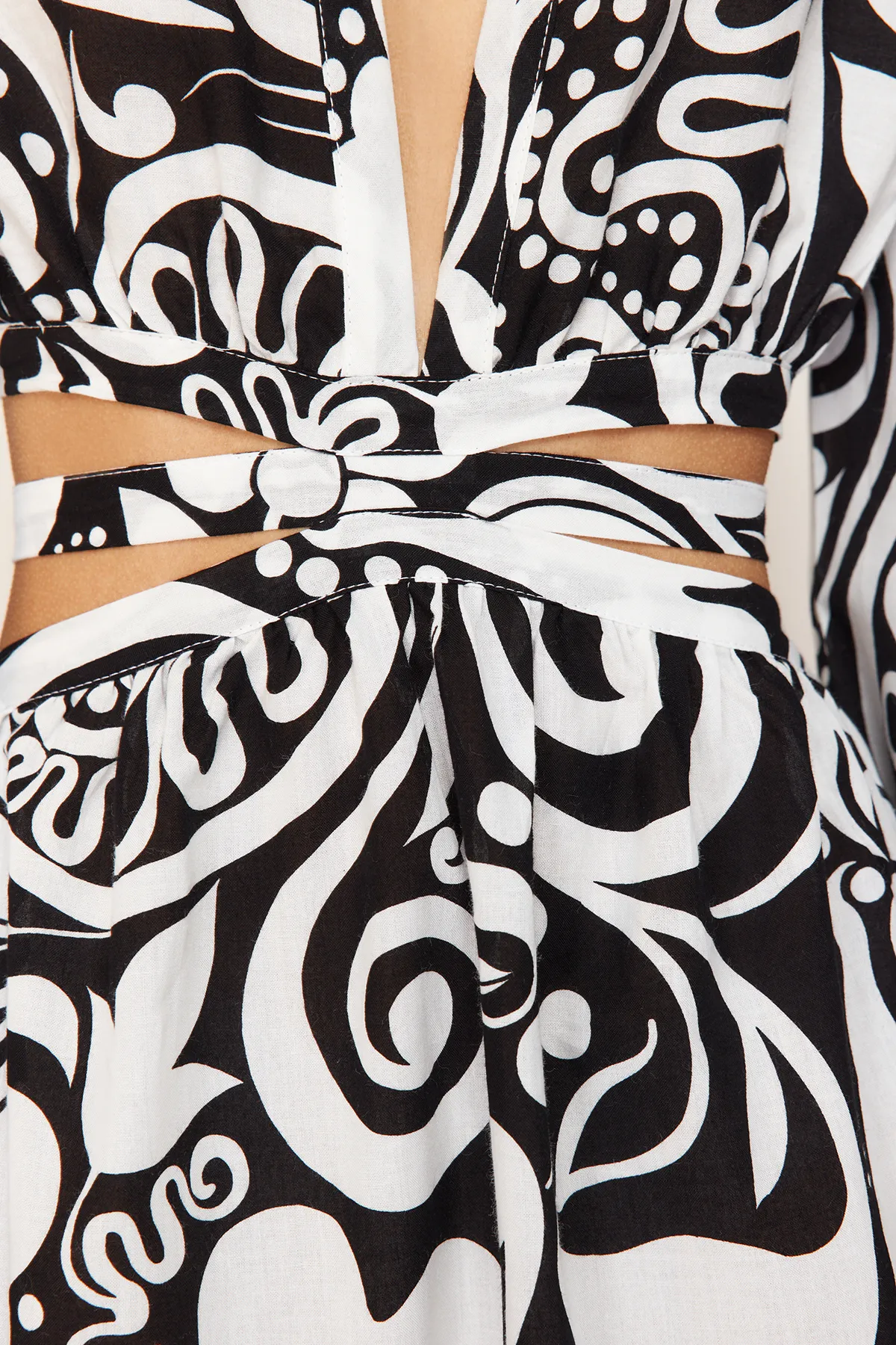 Trendyol Collection  Mini-Strandkleid mit Blumenmuster, gewebtem Cut-Out/Fenster TBESS23EL00140