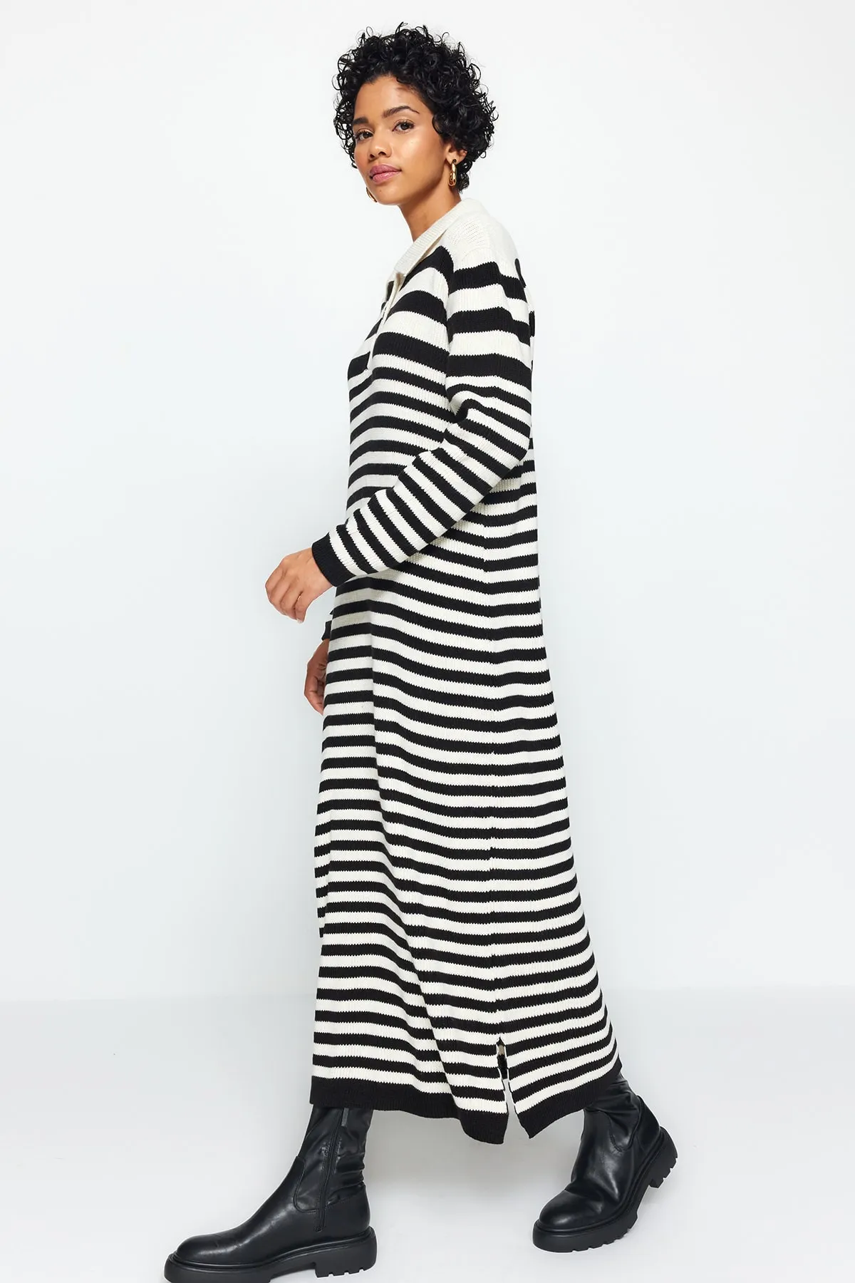 Trendyol Modest  Schwarzes gestreiftes Strickkleid mit Polokragen TCTAW24EB00026