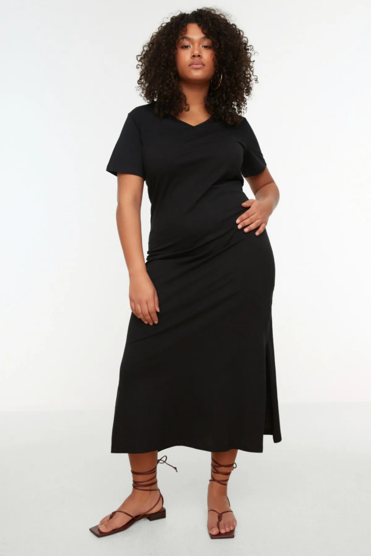 Trendyol Curve  Schwarzes Strickkleid mit V-Ausschnitt und Schlitz TBBSS22AH0163