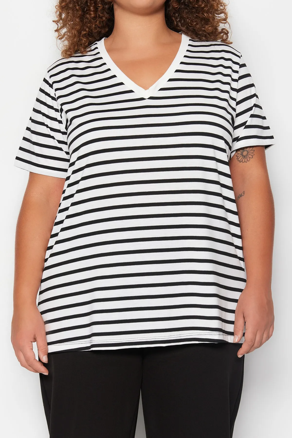 Trendyol Curve  Schwarz-weiß gestreiftes Strick-T-Shirt mit V-Ausschnitt TBBSS23BF00016