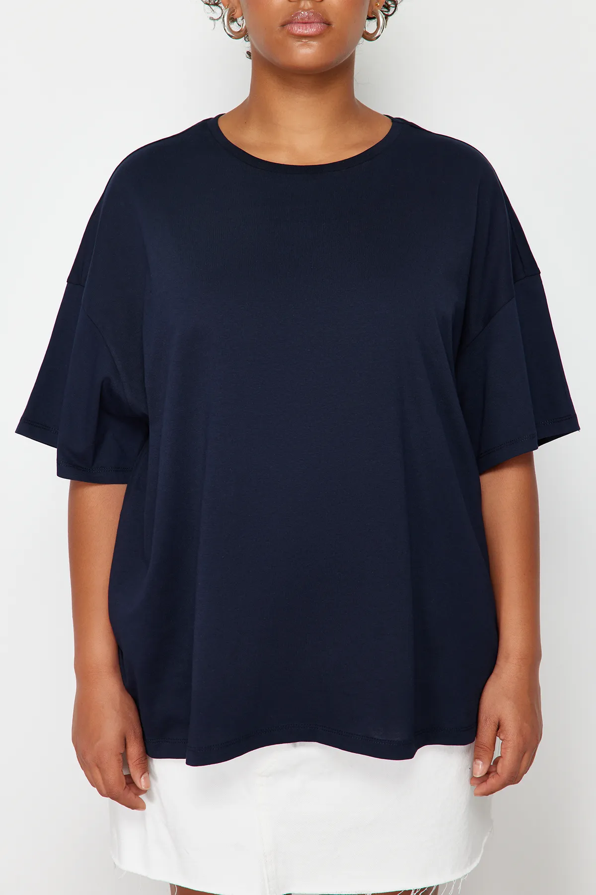 Trendyol Curve  Marineblaues Strick-T-Shirt mit Rundhalsausschnitt, 100 % Baumwolle, hinten bedruckt, entspannt/weit, entspannte Passform, TBBSS24BF00025