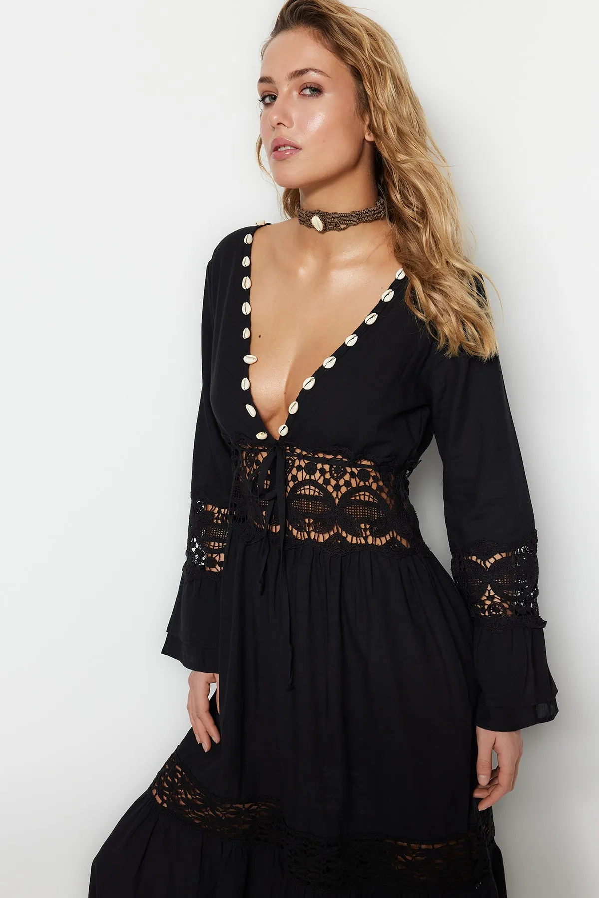 Trendyol Collection  Schwarzes Brode-Strandkleid mit Details TBESS21EL2785