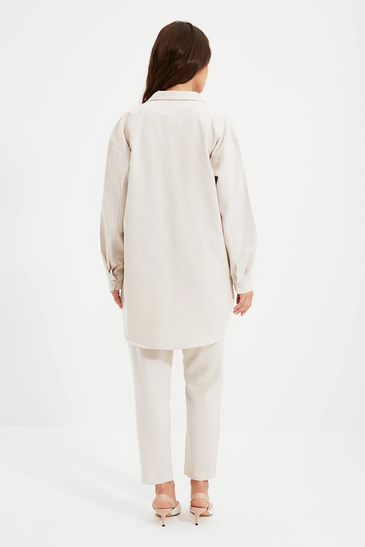 Trendyol Modest  Cremefarbenes, gewebtes Hemd-Hosen-Set mit Taschendetail und Druckknopfverschluss TCTAW22US0013