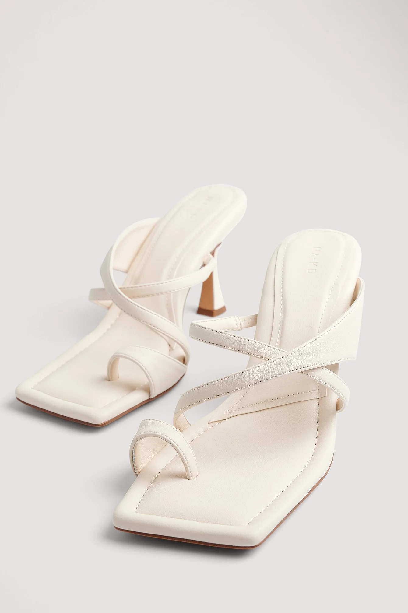 High-Heels mit gekreuzten Zehenriemen