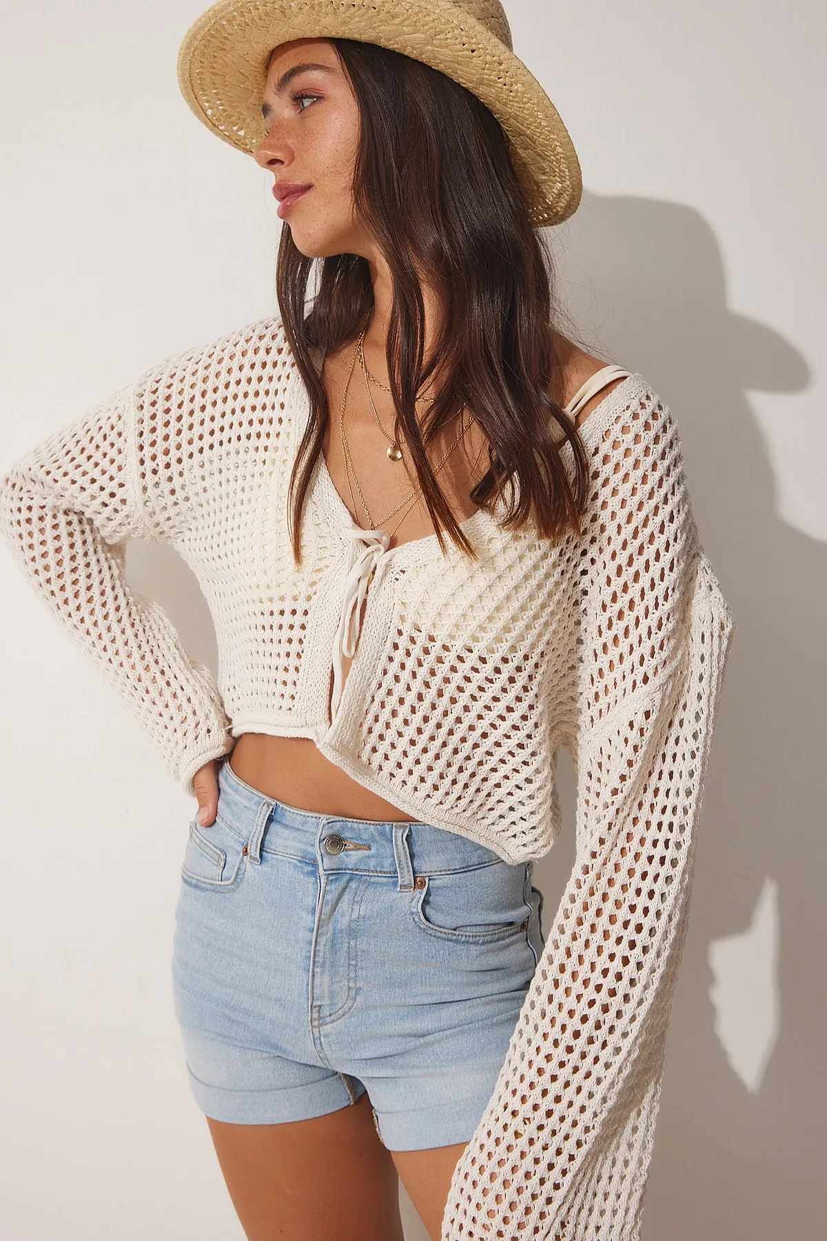 Happiness İstanbul  Cremefarbener, kurzer Bolero-Strick-Cardigan für Damen MC00192