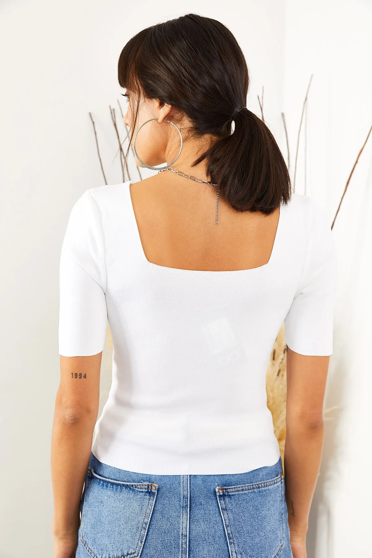 Olalook  Damen-Strickbluse mit quadratischem Kragen in Ecru über der Taille BLZ-19001378