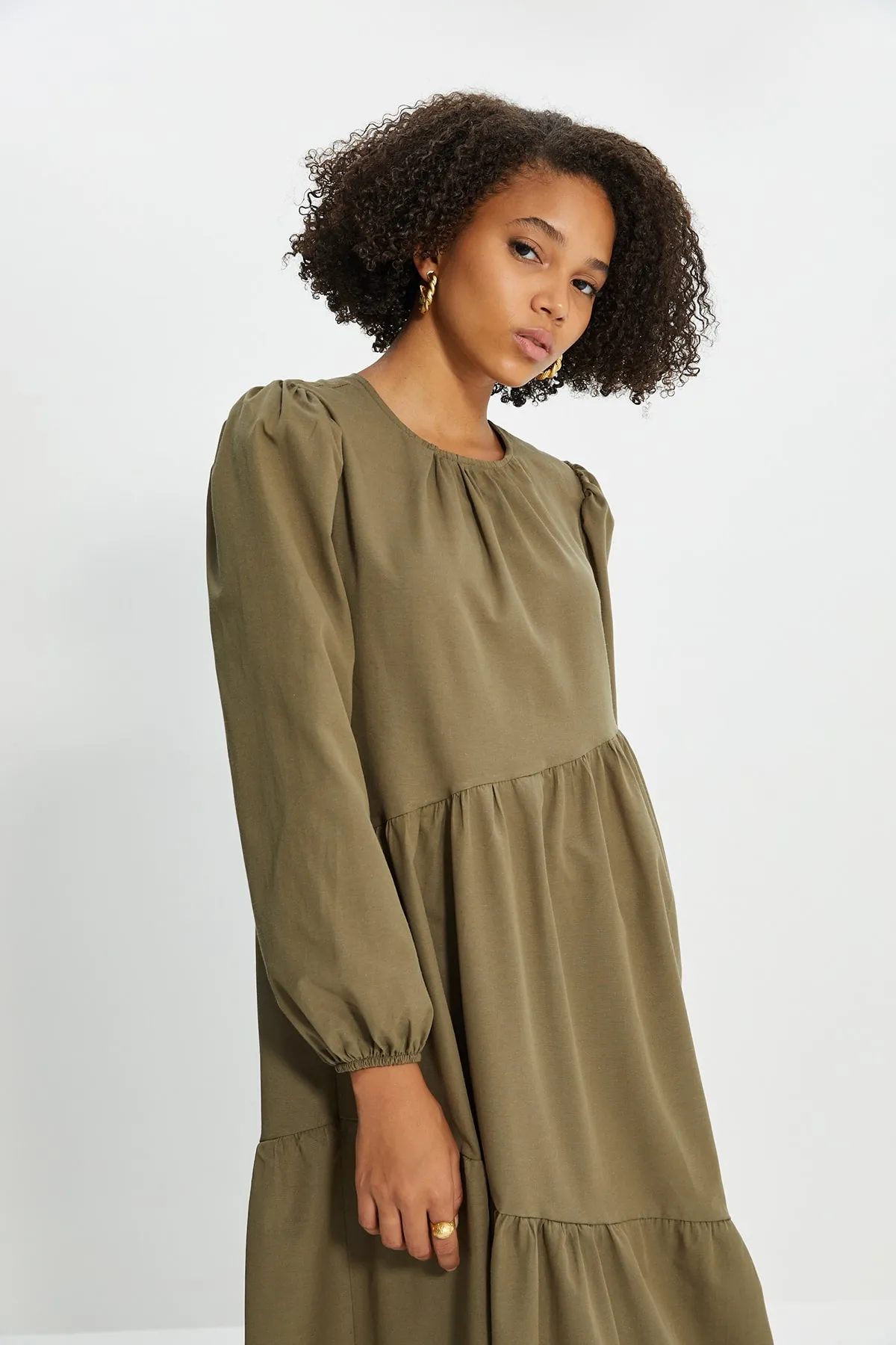 Trendyol Modest  Khakifarbenes, gewebtes Baumwollkleid mit weitem Schnitt und Raffung TCTSS21EL3470