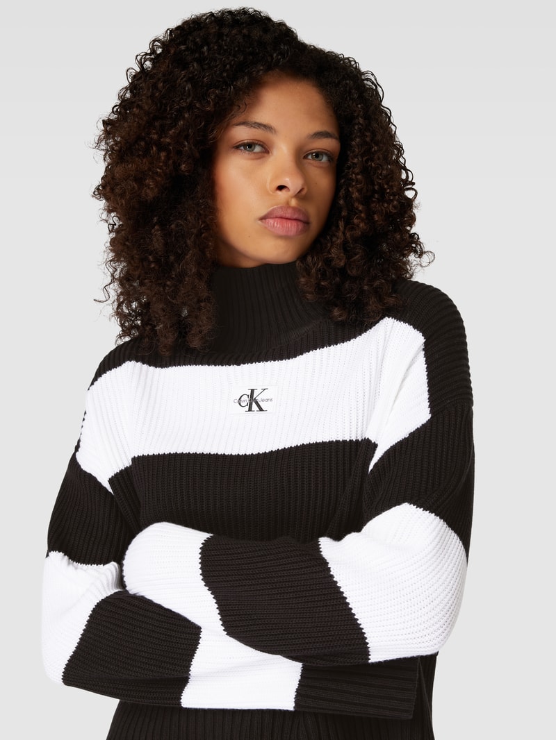Strickpullover mit Label-Patch in offwhite