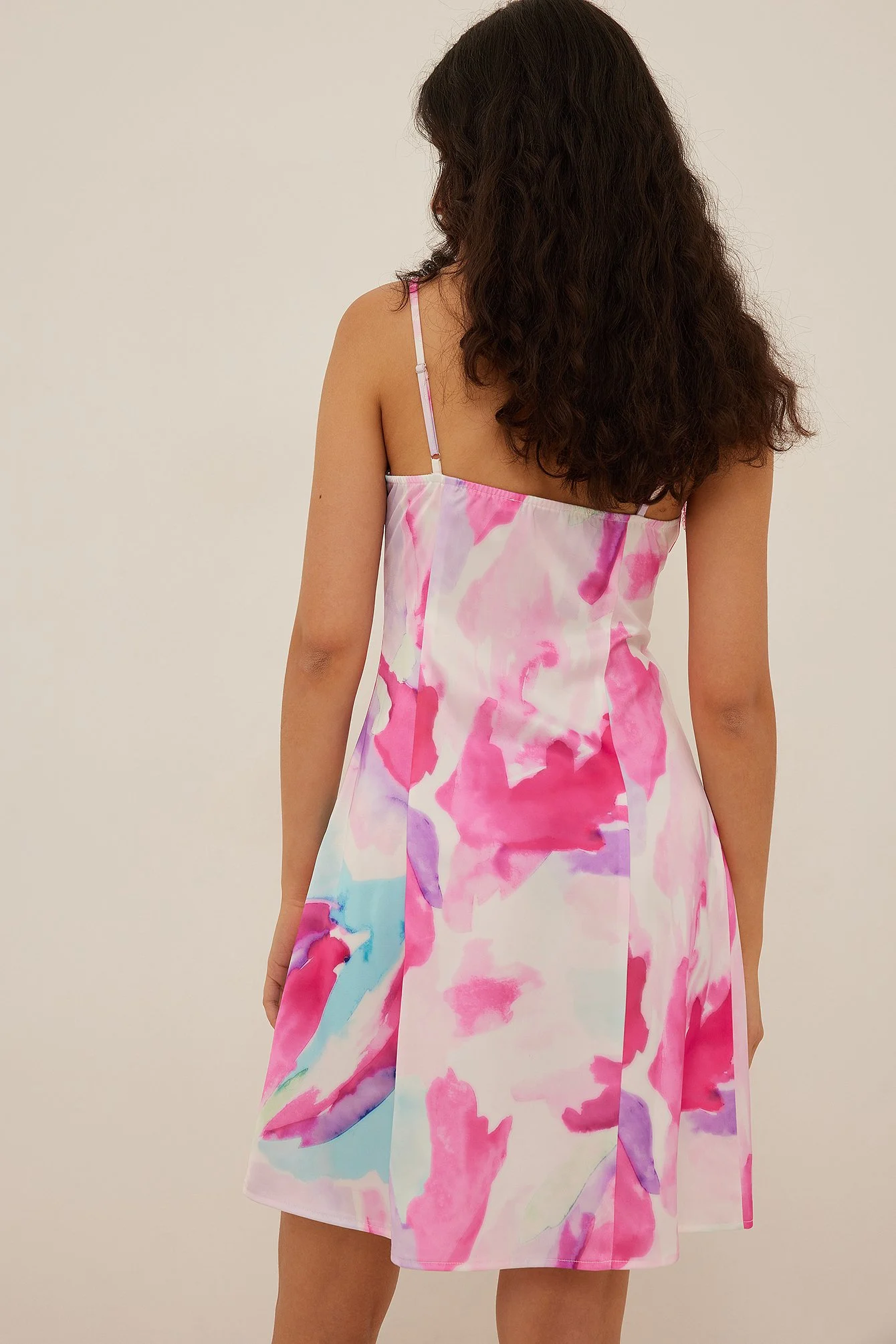 Satin-Minikleid mit Kristall-Details