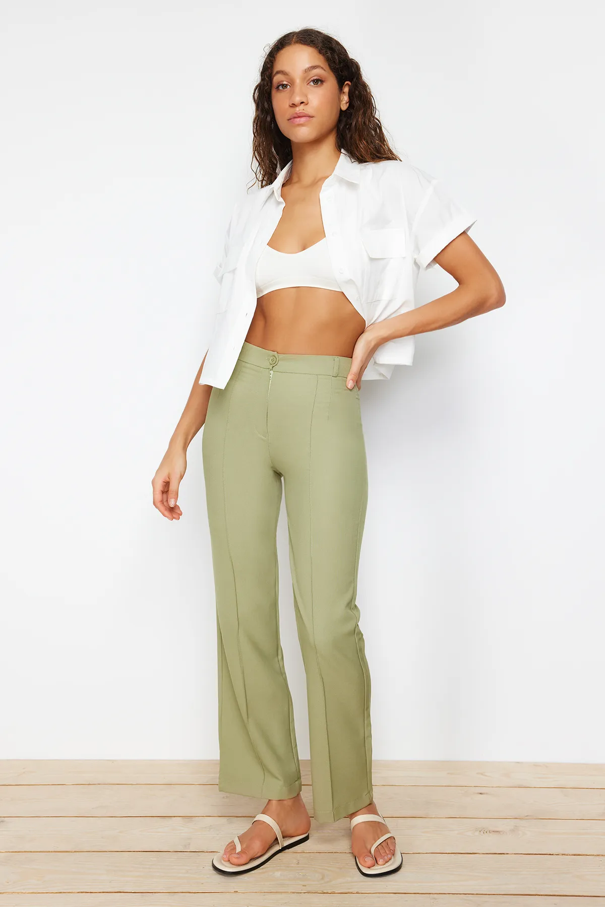 Trendyol Collection  Grüne, gerade geschnittene, gerippte, genähte Webhose mit hoher Taille TWOSS21PL0093