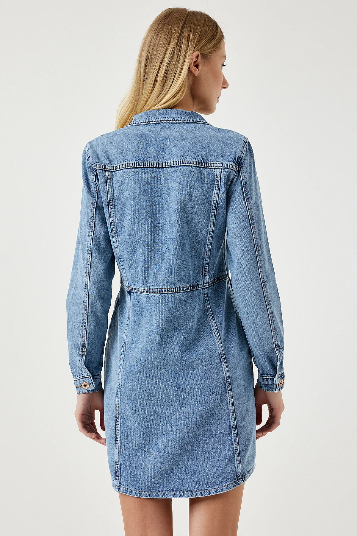 Happiness İstanbul  Hellblaues Mini-Jeanskleid mit Taschen für Damen RV00165