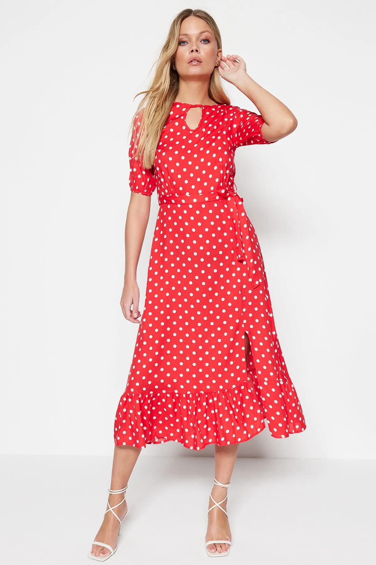 Trendyol Collection  Rotes gepunktetes Midi-Webkleid mit Rundhalsausschnitt und Gürtel TWOSS19XM0064