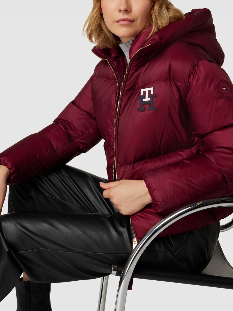 Daunenjacke mit Label-Details in bordeaux rot